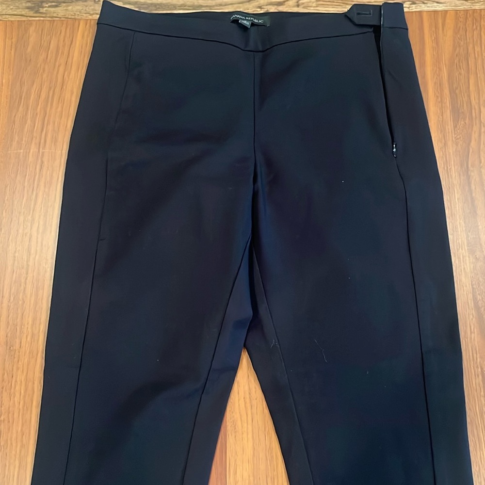 Banana Republic dress pants. Size 8. Lateral zipper. Black